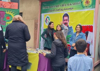 Jinên Ciwan ên Dêrîkê ji bo belavkirina fikirê Rêber Apo di kolanan de ne