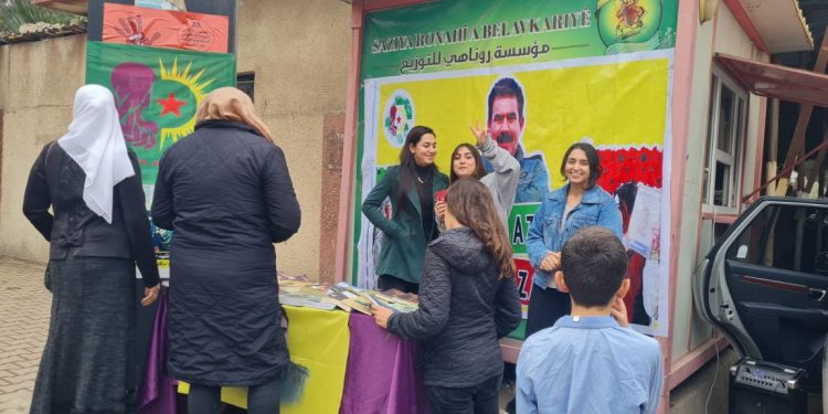 Jinên Ciwan ên Dêrîkê ji bo belavkirina fikirê Rêber Apo di kolanan de ne