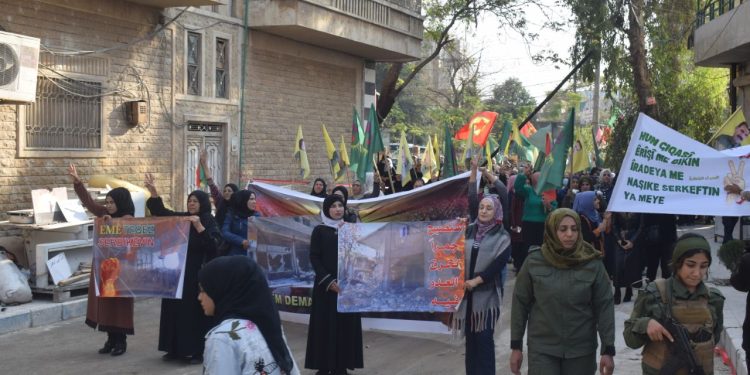 Ciwanên Minbicê li dijî êrîşên dagirkerîyê meşek girseyî darxistin