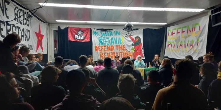 Ciwanên Bakûr û Rojhilatê Sûriyê bi antî-faşîstên Swîsre li Zurich civîyan