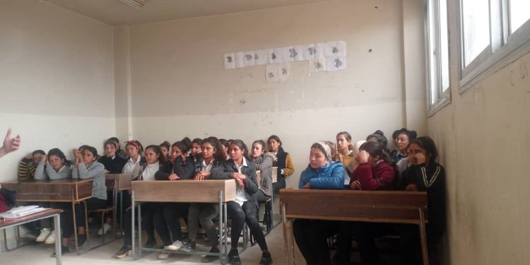 Jinên Ciwan ji xwendekar re rastîyê Rêber Apo û rastîya jinê didin nasîn