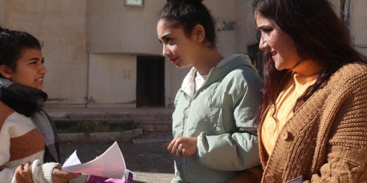 Yekitîya Jinên Ciwan li Kobanê belavok li ser şideta hemberî Jin belav kirin