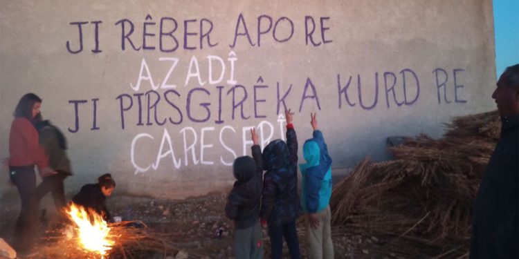 Ciwanên gundewarên Kobanê hemleyê azadîyê Rêber Apo belav dikin