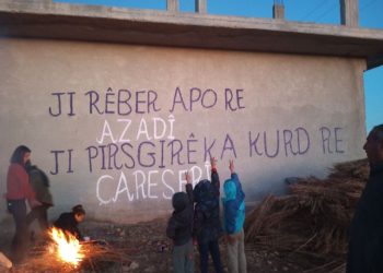 Ciwanên gundewarên Kobanê hemleyê azadîyê Rêber Apo belav dikin