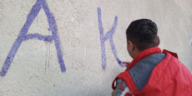 Ciwanên gundewarên Kobanê hemleyê azadîyê Rêber Apo belav dikin