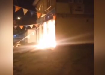 Yekîneyên YCWK’ê buroya AKP’ê şewitandin