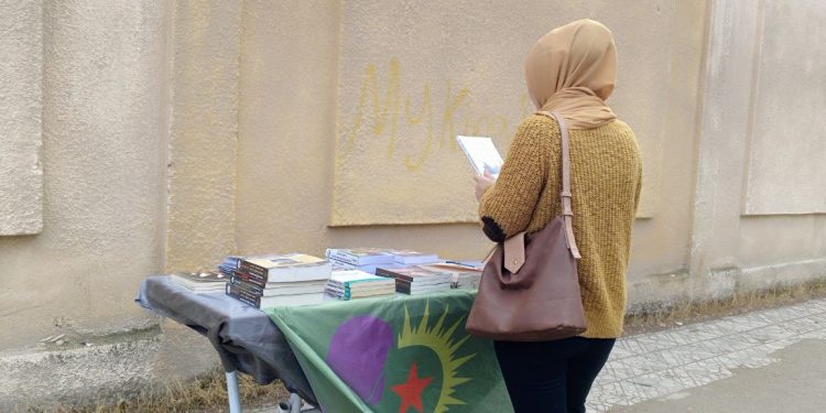 Jinên ciwan ên Kobanê bi afirandina kesayetên azad dixwazin “şoreşa zihniyetê” pêk bînin