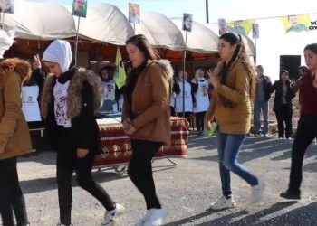 Jinên xwendekar ên Şehba pirtukxaneyekî vekir