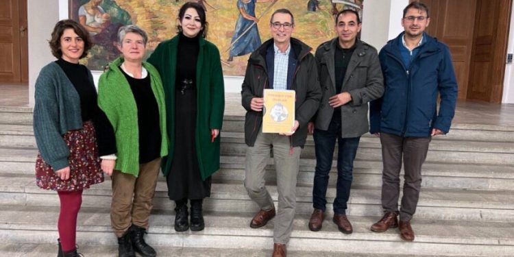 Dosyaya Rêber Apo pêşkêşî partiya Keskan hate kirin