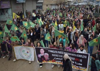 Şêniyên Firatê bi meşekê komkujiya li Parîsê şermezar kir