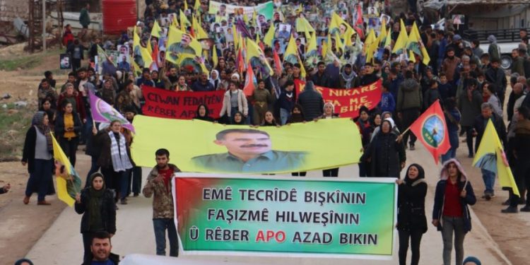 Şêniyên Şehba li beramberî bê agahîbûna ji Rêber Apo meşekî li darxistin
