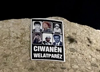 Li Kela Wanê pankarta wêneyên Sakîne Cansiz û Mazlum Dogan hat daliqandin