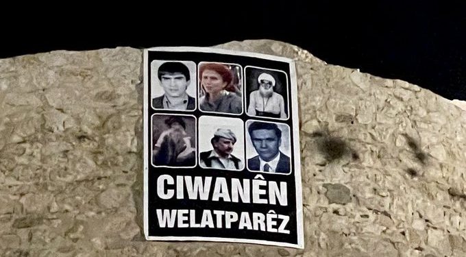 Li Kela Wanê pankarta wêneyên Sakîne Cansiz û Mazlum Dogan hat daliqandin