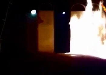 Yekîneyên YCWK’ê li Amedê febrîqeya hevkaran şewitandin