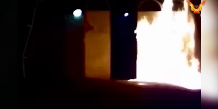 Yekîneyên YCWK’ê li Amedê febrîqeya hevkaran şewitandin