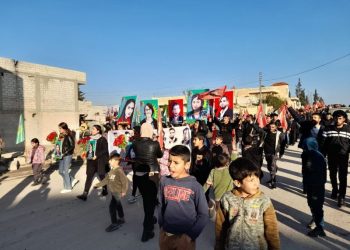 Bi sedan ciwanên li Kobane meşiyan ji bo 6 şehîdên ciwanan bi bîr bînin