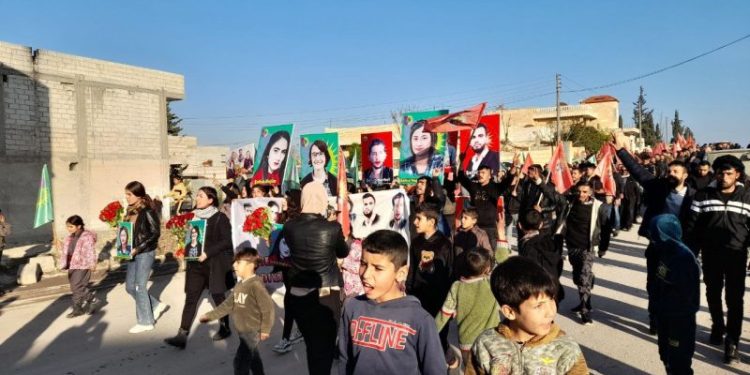 Bi sedan ciwanên li Kobane meşiyan ji bo 6 şehîdên ciwanan bi bîr bînin