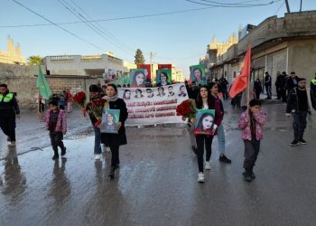 Li Kobanê di bin êrîşên dewleta Tirk a faşîst de bi sedan ciwan ji bo bîranîna şehîdên xwe meşiyan