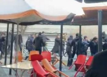 Li Zanîngeha Enqereyê koma nijadperest êrişî xwendekaran kir