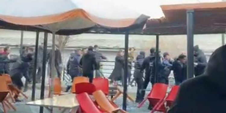 Li Zanîngeha Enqereyê koma nijadperest êrişî xwendekaran kir