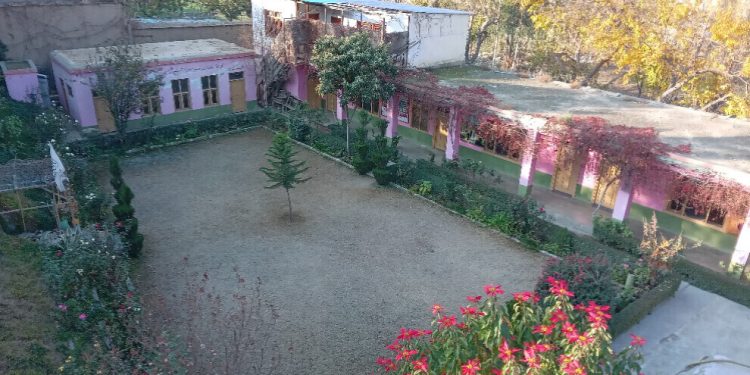 Zarokên keç ên xwendina wan tê astengkirin li malan perwerde dibînin