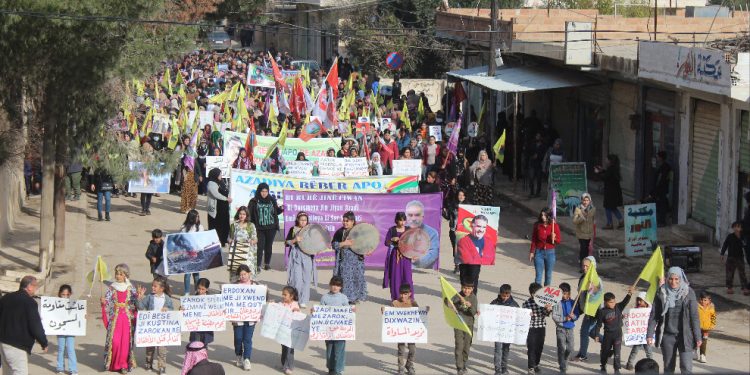 Pêkhateyên Til Temir û Zirganê li dijî tecrîdê meşiyan