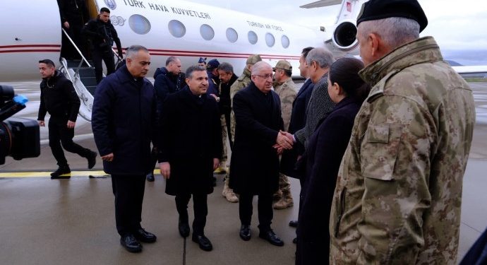 Piştî derbên giran xwar, Wezîrê Parastinê yê Tirk berê xwe da ser sînor