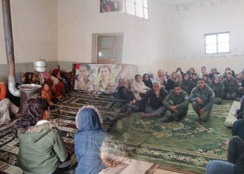 Jinên Ciwan ên gundewarên Kobanê şehîdên komkujiya Parîsê bibîranîn