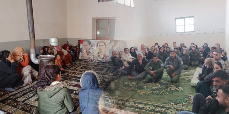 Jinên Ciwan ên gundewarên Kobanê şehîdên komkujiya Parîsê bibîranîn