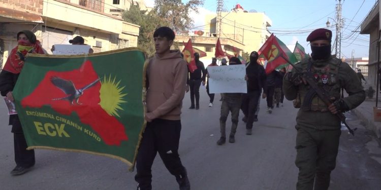 Ciwanên Kurd ên Qamişlo li dijî xiyaneta PDK meşiyan