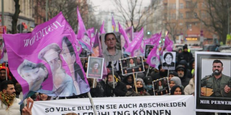 Li Berlînê ji bo Sara, Rojbîn, Ronahî meşeke girseyî hat lidarxistin