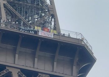 Li ser kuleya Eyfelê pankarta “Ji Ocalan re Azadî” hate vekirin