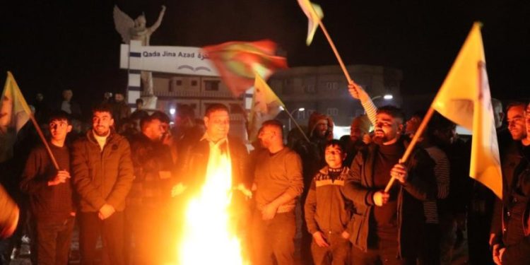 Kobanî dijî êrîşan daketin kolanan