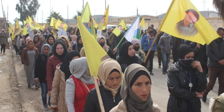 Li dijî polîtîkayên şer ên dewleta Tirk bi pêşengiya ciwanên Dêrezorê meşek hate lidarxistin