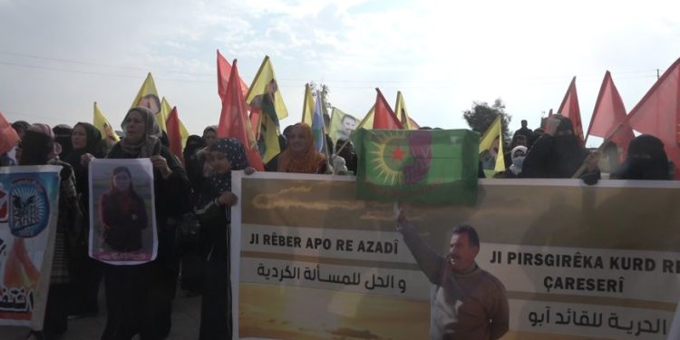 Li dijî polîtîkayên şer ên dewleta Tirk bi pêşengiya ciwanên Dêrezorê meşek hate lidarxistin