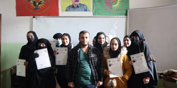 Ciwanên Ereb ên Reqayê di çarçoveya Şerê Gel ê Şoreşgerî de perwerdeya tenduristiyê dibînin