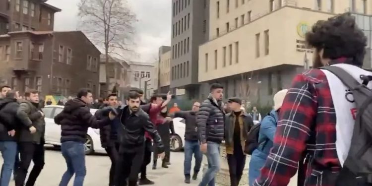 Xwendekarên ku gotin “em nikarin bi 66 TL’yên KYK’ê bijîn” rastî êrîşa komên faşîst hatin.