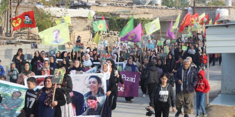 Li Mexmûr ji bo bîranîna Sara, Rojbîn û Ronahî meşekî hat li dar xistin