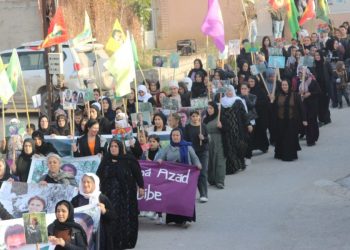 Komkujiya Parîsê li Mexmûrê hat şermezarkirin