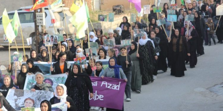 Komkujiya Parîsê li Mexmûrê hat şermezarkirin