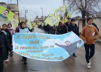 Ciwanên gundewarên Kobanê ji bo daxwaza azadiya Rêber Apo meşekî li dar xistin