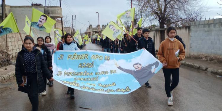 Ciwanên gundewarên Kobanê ji bo daxwaza azadiya Rêber Apo meşekî li dar xistin