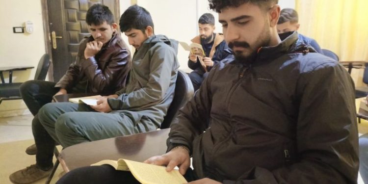 Endamên Yekitiya Ciwanên Xwendekar ên Demokratîk ên Kobanê pirtûka “Îdeolojî” dixwînin