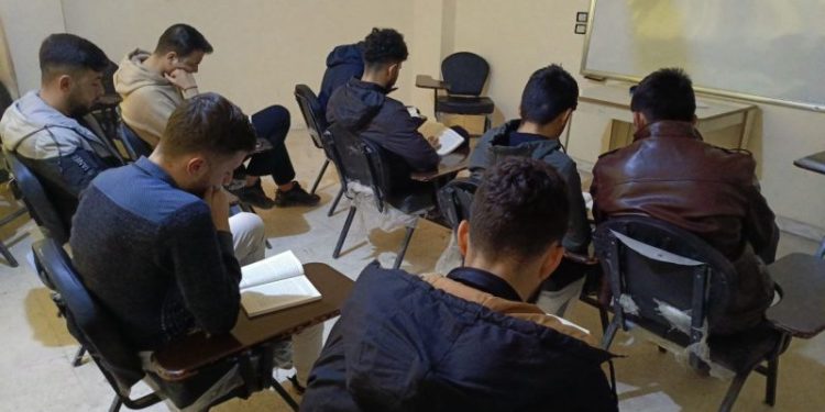 Endamên Yekitiya Ciwanên Xwendekar ên Demokratîk ên Kobanê pirtûka “Îdeolojî” dixwînin