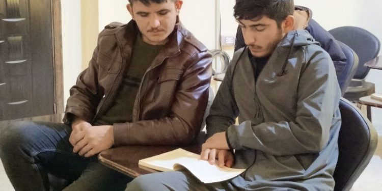 Endamên Yekitiya Ciwanên Xwendekar ên Demokratîk ên Kobanê pirtûka “Îdeolojî” dixwînin