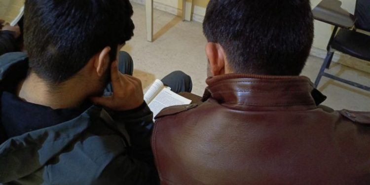 Endamên Yekitiya Ciwanên Xwendekar ên Demokratîk ên Kobanê pirtûka “Îdeolojî” dixwînin