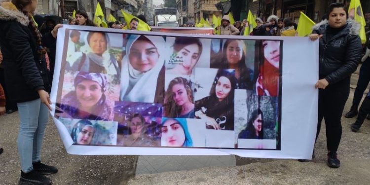 Li dijî êrîşan bi pêşengiya Yekitiya Jinên Ciwan a Helebê meşek hate lidarxistin