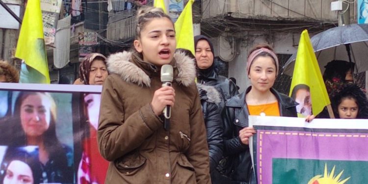 Li dijî êrîşan bi pêşengiya Yekitiya Jinên Ciwan a Helebê meşek hate lidarxistin