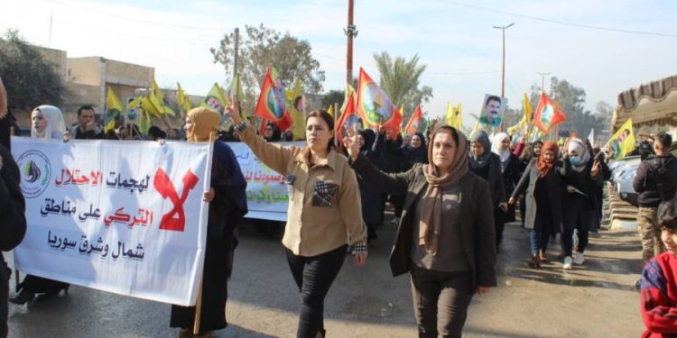 Meşa girseyî ya li dijî êrîşên li dijî Rojava li Reqayê!