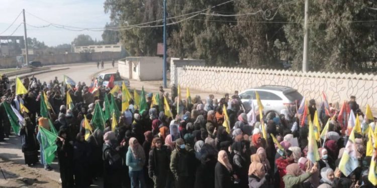 Meşa girseyî ya li dijî êrîşên li dijî Rojava li Reqayê!